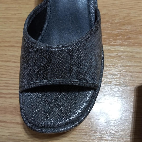 Urban Outfitters snakeskin pattern platform wedges. EUC. Size 7. - Picture 6 of 16